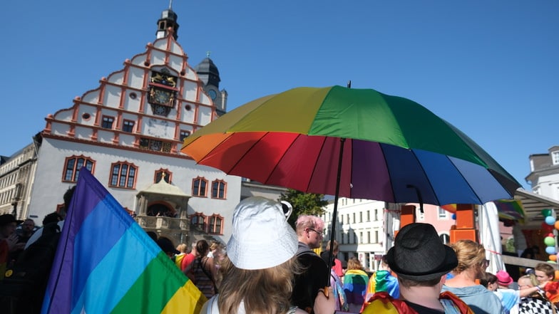 Teilnehmer des Umzuges zum Christopher-Street-Day (CSD), an dem sich mehrere Hundert Menschen in Plauen beteiligten, versammeln sich vor dem Alten Rathaus.