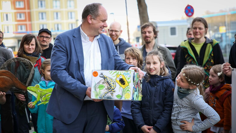 Dresdens OB Dirk Hilbert (FDP) nahm die Petition für den Erhalt des Jugend-Öko-Hauses am Rathaus entgegen.