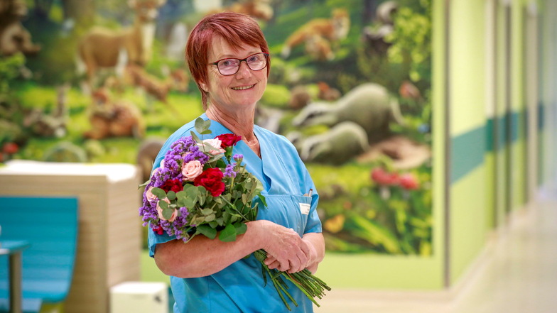 Überraschung gelungen: Am Mittwoch gab es Blumen für Kinderkrankenschwester Brigitte Passow. Niemand im Zittauer Krankenhaus ist so lange im Dienst wie sie.
