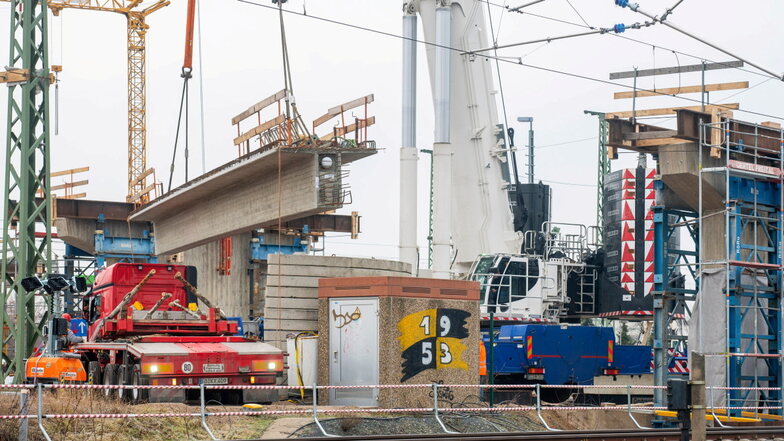 Coswig: Bahnsperre an der Schiffsmühlen-Brücke