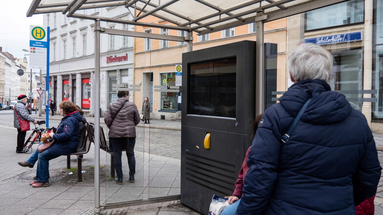 Defekte digitale Anzeigetafel an der Bus- und Straßenbahnhaltestelle Demianiplatz in Görlitz.