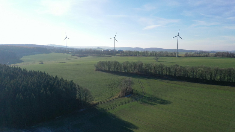 Hier ist der Bau eines neuen Windkraftwerks östlich von Hennersdorf geplant, höher als die bisherigen, aber auch weiter vom Dorf entfernt.