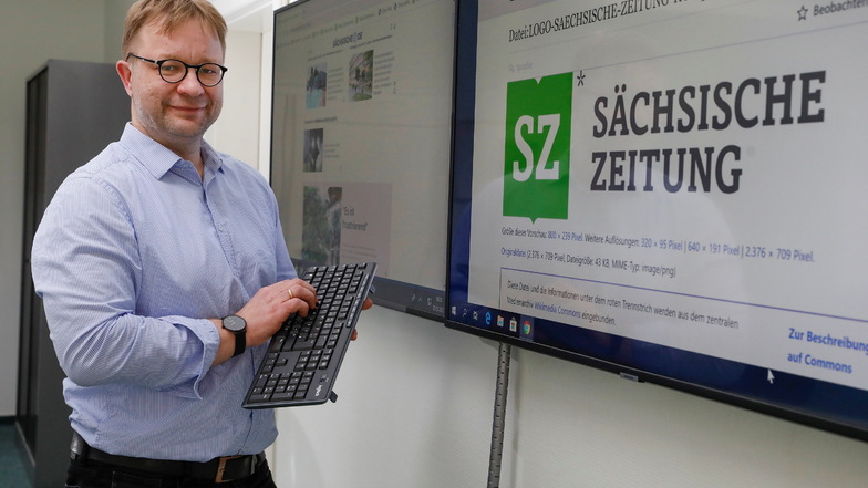 Thomas Mielke, Chef der Lokalredaktion Löbau/Zittau, an "seiner" Monitorwand, auf die er die Online-Zahlen im Blick behält.