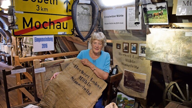 Säcke mit der Aufschrift der Simselwitzer Mühle, Fotos, Möbel und andere Utensilien hat Regina Bonk für das Heimatmuseum im Mochauer Küsterhaus erhalten.
