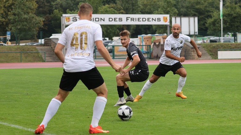 Debüt für den SC Freital: Der frühere Dynamo-Dresden-Profi Akaki Gogia (rechts) wurde erst tags zuvor verpflichtet und spielte von Beginn an.