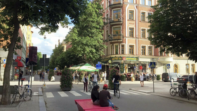 Eine autofreie Straße in Stockholm. In der Stadt sperrt man seit 2017 mehrere Straßen gleich den ganzen Sommer lang für den Auto- und Lkw-Verkehr. Von Mitte Mai bis Mitte September entstehen dort stattdessen Fußgängerzonen.