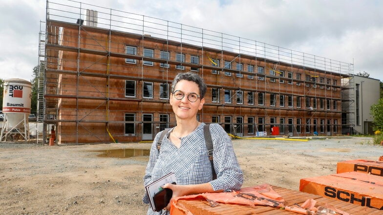 Diakonie-Mitarbeiterin Michaela Formann weiß um den Stand der Arbeiten und lobt die Zusammenarbeit mit den Baufirmen.