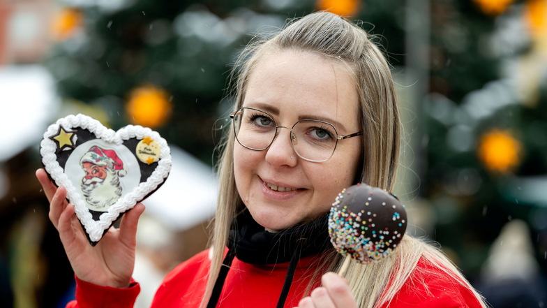 Süße Leckereien - hier angeboten von Valentina Zodonskiy vom Bischofswerdaer Café Kalt auf dem Wenzelsmarkt in Bautzen - gehören zum Weihnachtsmarkt untrennbar dazu.