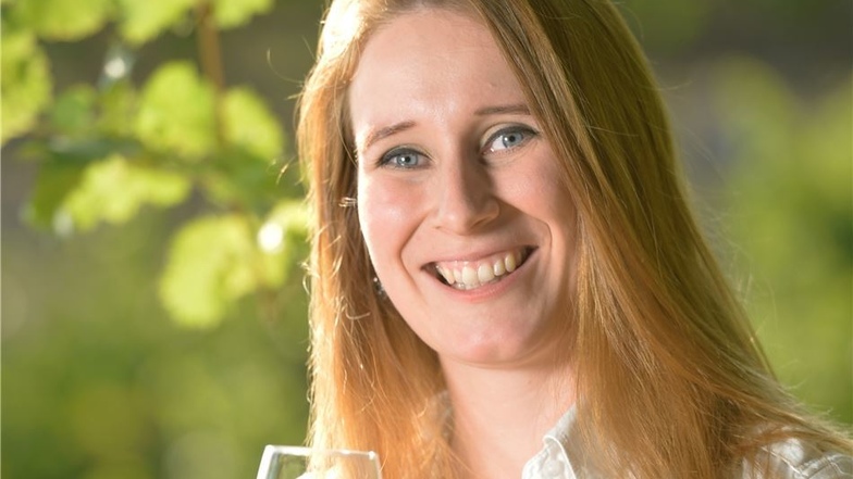 Die 27-jährige Katrin Hecht aus Großenhain darf die silberne Krone als Weinprinzessin noch ein weiteres Jahr tragen.