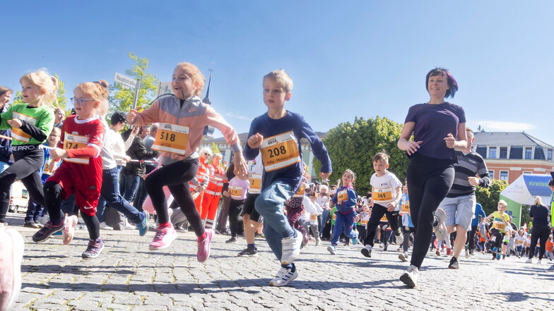 Mit dem Bambini-Lauf über 600 Meter startete am Sonnabend die 3. Riesaer Laufmeile am Rathausplatz. Allein bei den Jüngsten nahmen schon 150 Mädchen und Jungen teil.