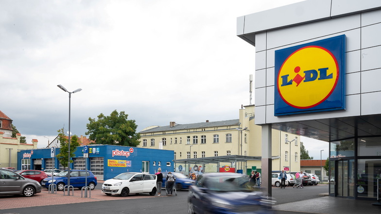 Der Lidl-Supermarkt auf der Reichenbacher Straße in Görlitz will sich erweitern. Dafür muss Pitstop (hinten) weichen.