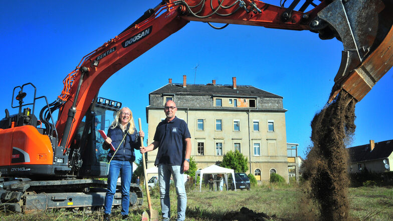 Iris Munkelt und Jens Heinrich von der TAFF-Haus GmbH führten am Sonntag viele Gespräche mit potenziellen Häuslebauern. Unklar ist noch, wie es mit der alten Villa (im Hintergrund) weitergeht.