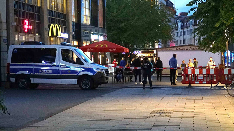 In Leipzig sperrt die Polizei alle Zugangswege zum Fundort der Bombe. Noch in der Nacht wurde diese vom Kampfmittelbeseitigungsdienst entschärft.
