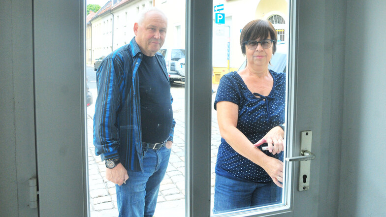 September 2019: Kerstin Lauterbach und Harald Kühne schließen die Tür zum früheren Abgeordnetenbüro auf der Dresdner Straße. Jetzt startet die Linke einen Neuanfang auf der Katharinengasse 18.