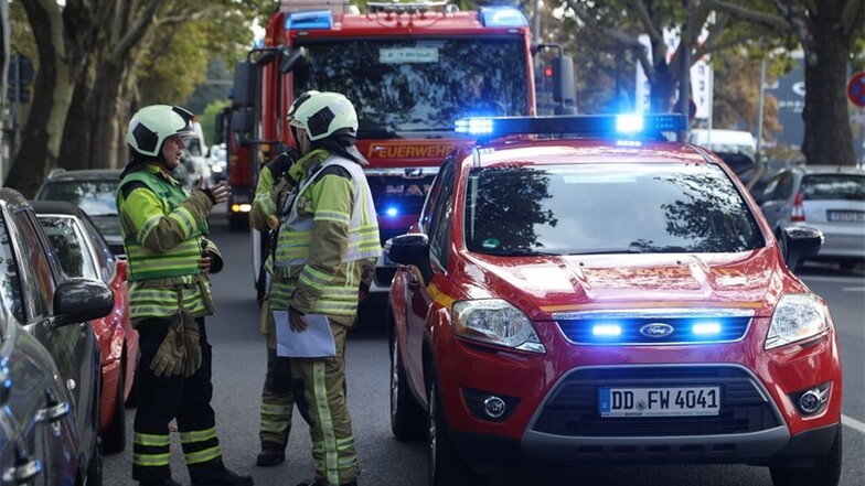 Einsatzkräfte der Feuerwehr an der Bremer Straße: Auch hier wurde der Gasgeruch wahrgenommen.