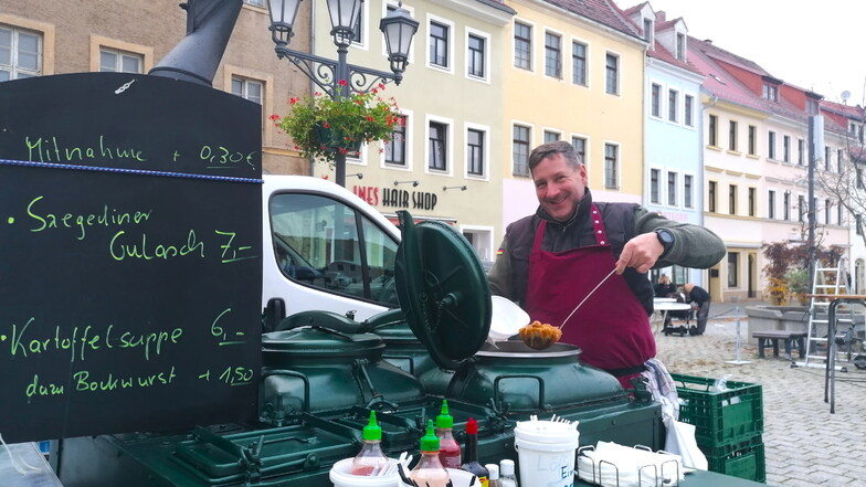 Immer mittwochs kommt Dirk Unger mit der Gulaschkanone auf den Dippoldiswalder Markt.
