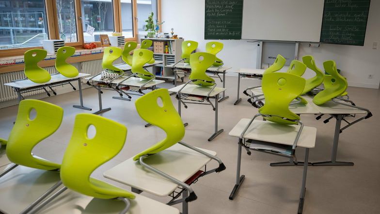 Die meisten Dresdner Klassenzimmer bleiben noch bis Anfang Februar leer. Vor allem die verschobenen Ferien machen den Familien zu schaffen.