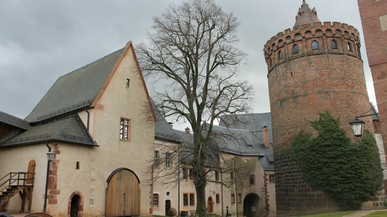 Im Innenhof der Burg findet ein Kreativ-, Antik- und Gartenmarkt statt.