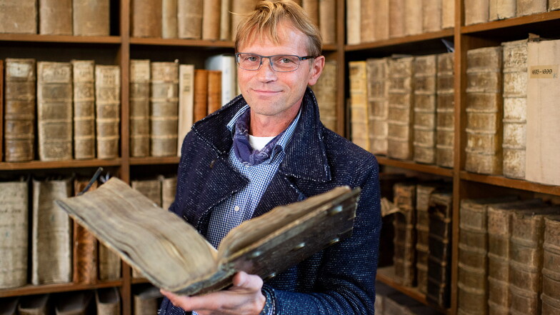 Der Görlitzer Stadtarchivar Siegfried Hoche kann vielen helfen, aber bei manchen Nachfragen kann auch das gut geführte Archiv nicht weiterhelfen. Trotzdem entdecken Heimatforscher immer aufs Neue Wissenswertes.