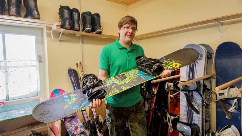 Rico Hentzschel ist ein gefragter Mann. Seit 10 Uhr steht er an der Skiausleihe und organisiert den schneehungrigen Besuchern Skier und Snowboards. Um das richtige Zubehör wie den Helm zusammenzusammeln, ist er in der kleinen Ausleihstation viel unterwegs.
