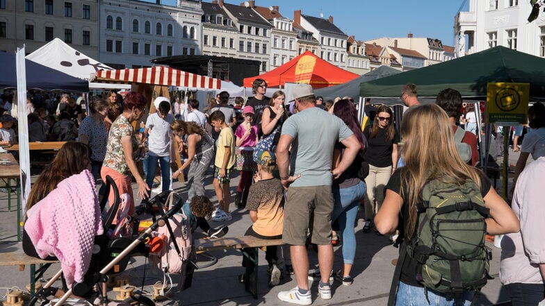 Beim Familienfest auf dem Marienplatz  gab es dichtes Gedränge an den verschiedenen Ständen. Das sommerliche Wetter trug mit dazu bei.