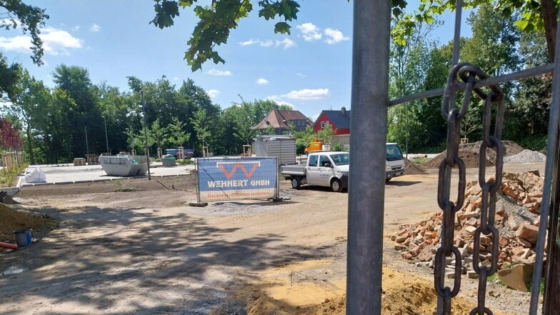 Noch nicht ganz fertig: Der Parkplatz an der Pulsnitzer Straße in Radeberg steht kurz vor der Fertigstellung.