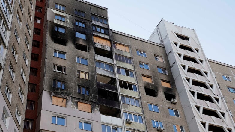 Dieses Wohnhaus wurde von einer russischen Rakete getroffen, viele Menschen starben. Die Kita der Martsenko-Tochter liegt gegenüber.