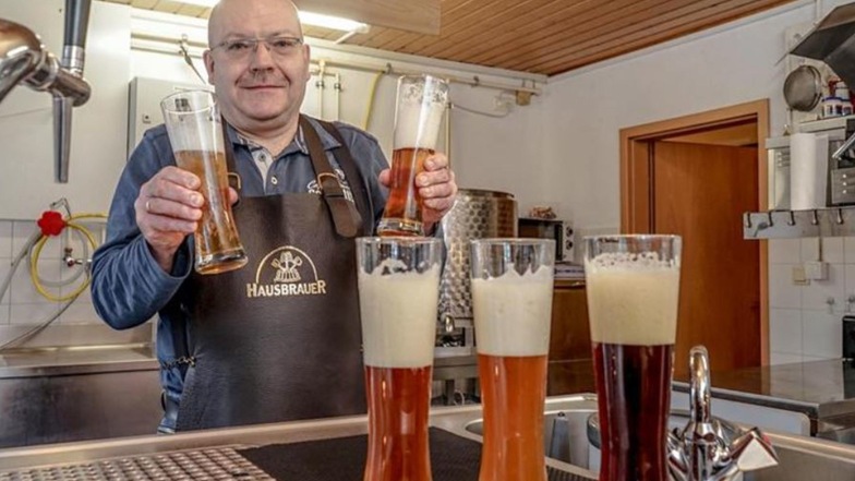 Besonders beliebt bei Ronald Rosners Gästen ist sein extrahelles Bier, das er seit dem vergangenen Jahr braut. Ein Glas damit hält er in seiner rechten Hand.