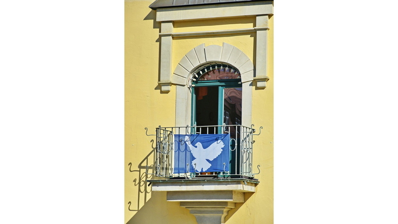 Vom Balkon des Lommatzscher Rathauses grüßte jetzt die Friedenstaube.