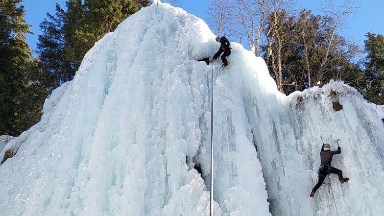 Bizarre Eiswelt: Das „Dynamitwandl“ in der Taschachschlucht animiert zum Klettern.