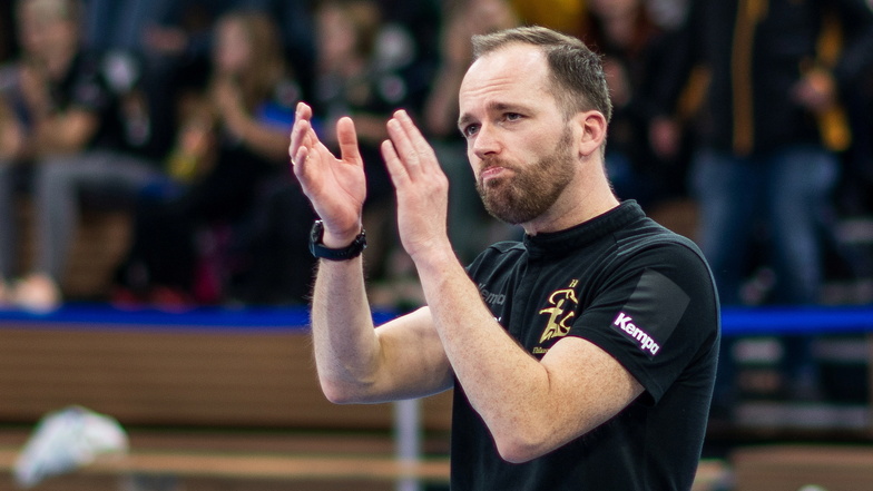 Dresdens Trainer André Haber freut sich auf ein ausverkauftes Handball-Derby gegen Aue.