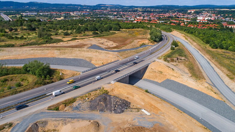 Autobahnzubringer Pirna: Jetzt wird der Fahrstreifen von Pirna in Richtung A17 (im Bild links) saniert.