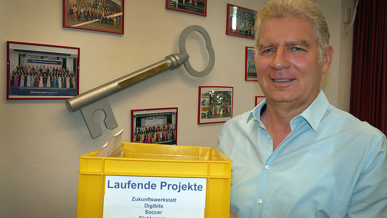 Diese Kiste wird Lothar Weisheit seiner Nachfolgerin übergeben. Denn der Rektor des Martin-Luther-Gymnasiums verabschiedet sich zum 31. Juli in den Ruhestand.