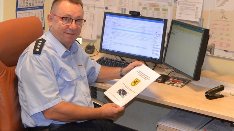 Kreisbrandmeister Ingo Nestler hat für die Feuerwehren eine Handlungsempfehlung für den Umgang mit elektrisch betriebenen Unfallfahrzeugen erarbeitet.