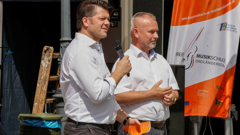 Zittaus OB Thomas Zenker (links) und sein Hradeker Amtskollege Josef Horinka eröffneten den "Sommer in der Stadt" am Sonnabend.