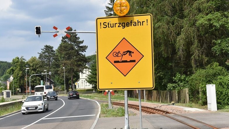 So ist es aber klar: Eindringlich zeigt das neu aufgestellte Warnschild vor dem Bahnübergang in Ulberndorf, was passieren kann, wenn Radler auf der B170 nicht aufpassen. Sie fädeln mit dem Vorderrad in den Schienen ein und stürzen. Dabei haben sich manche