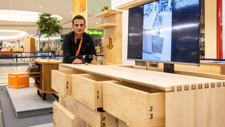 Der Freitaler Bashar Ali Al Shame zeigt sein Gesellenstück im Elbepark Dresden. Zu sehen ist der TV-Schrank im Rahmen der Ausstellung "Die Gute Form".
