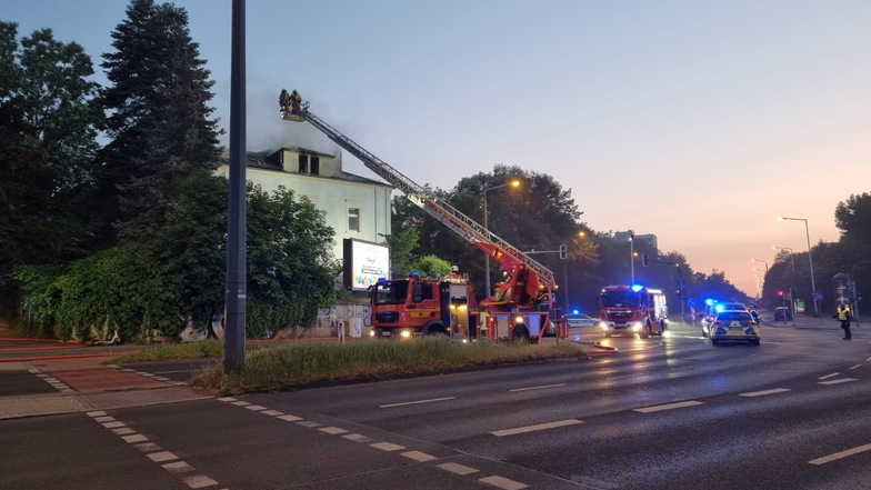 An der Caspar-David-Friedrich-Straße hat am Sonntagabend ein Haus gebrannt. Die Feuerwehr war vor Ort im Einsatz.