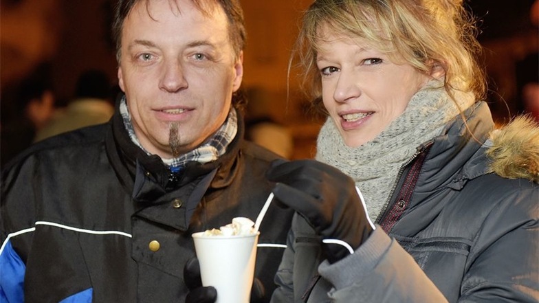 Mario Thomas und Anja Münzinger lassen sich beim Weihnachtsbaumverbrennen in Ostrau den erstmals erhältlichen Eierpunsch mit Schlagsahne schmecken. Das Rezept verrieten die Gastgeber nicht. Es sei geheim und soll noch ein paarmal zum Einsatz kommen.