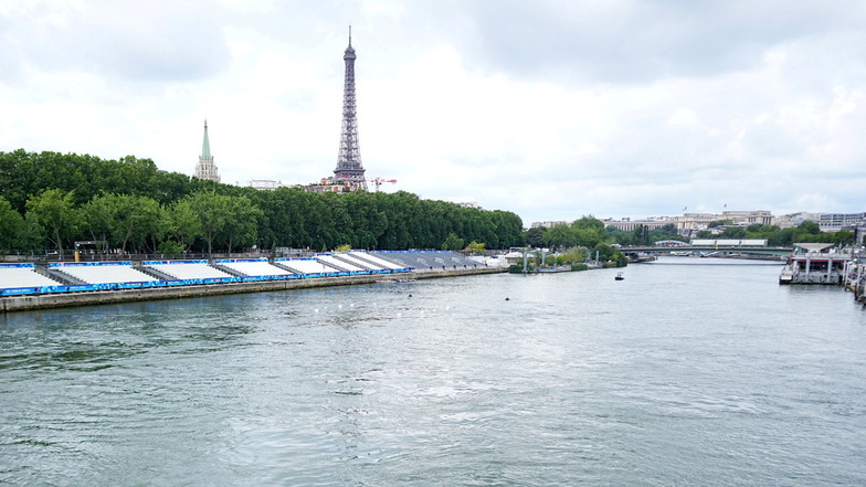 Blick auf die Tribünen an der Seine. Im Hintergrund ist der Eiffelturm zu sehen. Olympia beginnt diesmal nicht wie sonst mit einer Feier in einem Stadion.