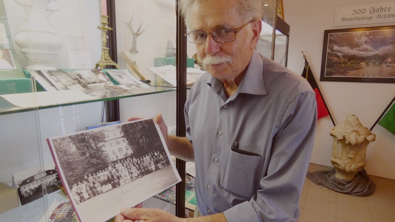 Arnd Lehmann von den Kultur- und Heimatfreunden hat eine interessante und unterhaltsame Ausstellung über die Neschwitzer Barockanlage gestaltet.