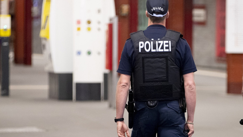 In Dortmund ist eine Frau angezeigt worden, die einem Polizisten auf den Hintern gehauen hat.