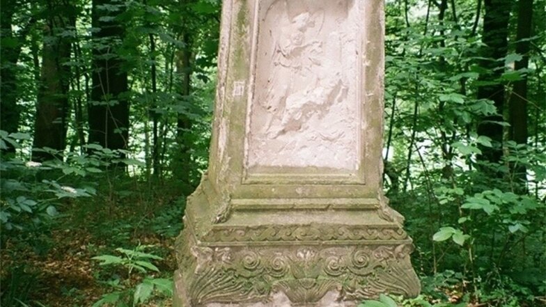 Liebesdenkmal Görlitz/Kunnerwitz: Rätselhaft ist der Stein mit dem inzwischen stark verwitterten Relief. Gewidmet ist es „dem früh entschlafenen Carl Edmund Schulz“, der mit 20 Jahren 1835 gestorben ist. Es steht nahe der Weinhübler Straße.