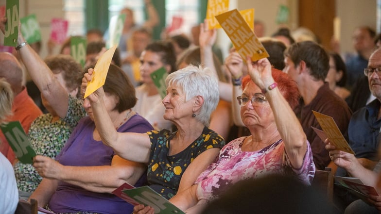 Volle Apostelkirche: Viele Dresdnerinnen und Dresdner besuchten das Wahlforum.