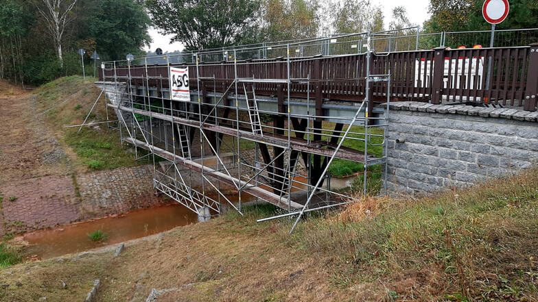 Brücke 1 im Westrandgraben ist derzeit gesperrt und eingerüstet. Die Holzkonstruktion wurde zuletzt vor rund sieben Jahren grundlegend behandelt.