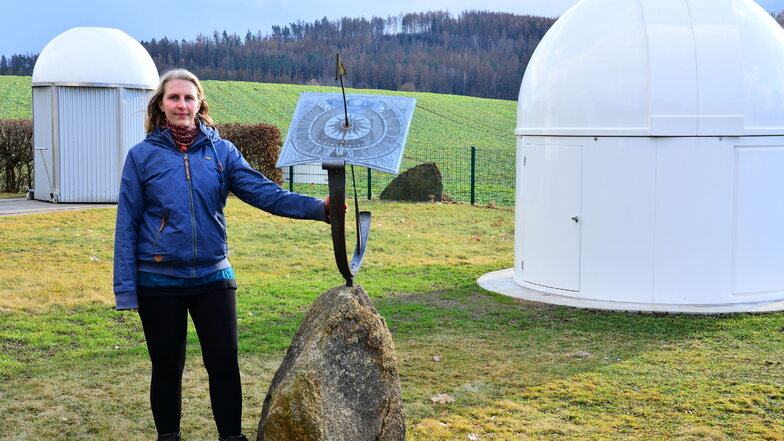 Die Sternwarte Sohland hat jetzt eine neue Kuppel (rechts), Vereinsvorsitzende Nicole Wehle freut sich darüber. Das passende Teleskop muss aber noch angeschafft werden.