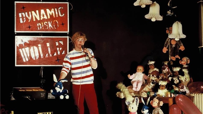 Nicht ohne seine Kuscheltiere ging Wolle in unzähligen Kulturhäusern der DDR auf die Bühne. Mit seiner Dynamic Disko war er von 1974 bis zur Wende Kult.
