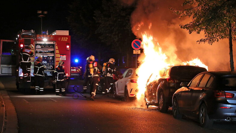 Als die Feuerwehr eintraf, stand der Pkw lichterloh in Flammen.