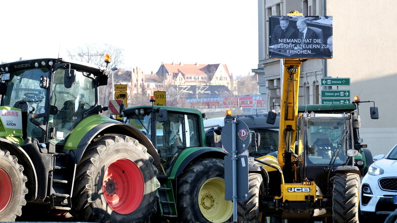 Die Protestler aus Meißen haben Verstärkung erhalten. Einige Bauern, die zuvor in Dresden Autobahnauffahrten blockiert haben, sind in die Domstadt gekommen.