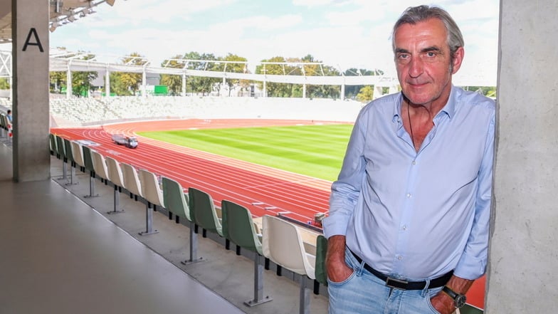 Ralf Minge an seinem neuen Arbeitsplatz. Von seinem Büro aus schaut der 63-Jährige ins Heinz-Steyer-Stadion.